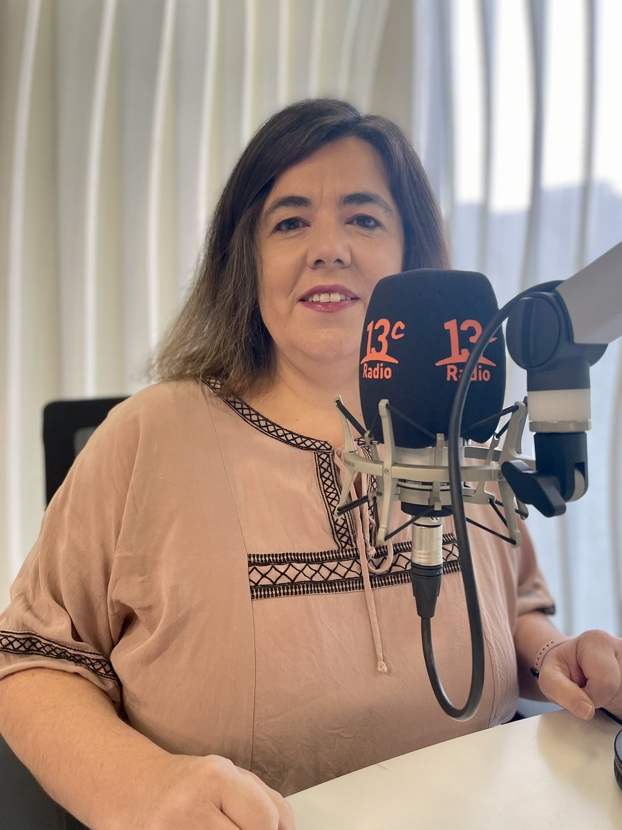 Radio_13c's tweet photo. @kikemujica conversa con Javiera Navarro doctora en psicología y miembro de #MadresSingulares mujeres que han optado por ser madres sin pareja.

#CuatroCabezas 
Escúchanos en la 102.1📻 https://t.co/3ljCa1qJuO🎧 y la App 13cRadio 📲 https://t.co/gvsi18O6Rb