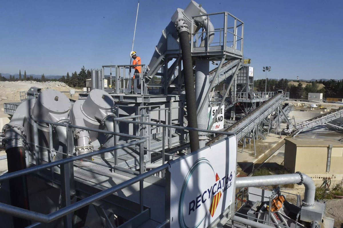 aympontier's tweet photo. Dans les Pyrénées-Orientales, le groupe familial 🇫🇷 Vaills, annonce une approche innovante pour traiter les déchet du BTP à échelle industrielle. Grâce à leur site Recycat66, qui a ouvert en avril 2023, ils disent être en mesure de pouvoir réutiliser jusqu'à 90% des déchets. ⤵️

Les frères Vaills ont investi 11 millions d'euros dans ce site, dont trois pour un système de récupération d'eau, réutilisée à 98%. Ce procédé de recyclage est considéré comme une première en France. 

Les matériaux sont séparés et triés afin de récupérer les produits intéressants pour mieux les valoriser. L'usine à ciel ouvert traite 200 tonnes de déchets à l'heure. Les débris sont acheminés sur des tapis roulants et les métaux sont aspirés par de puissants aimants. Des bassins de filtrage éliminent plastique et bois, permettant de récupérer graviers lavés et sable, prêts à être commercialisés. 

Le groupe Vaills est en pourparlers avec Lafarge pour utiliser les résidus de polystyrène et de plastique comme combustible dans une cimenterie. La société vise à terme le traitement de 300 000 tonnes par an, avec un coût de 2 à 10 € la tonne pour les sociétés du BTP souhaitant se débarrasser de leurs déchets.

Source : https://t.co/KSlpwCV4PB