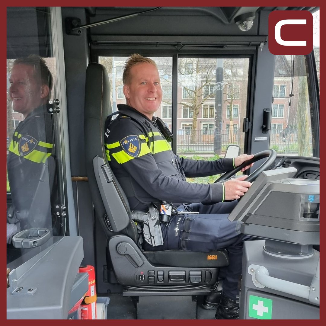 Joost Hirs (45) werkt al 23 jaar bij de politie. Dit jaar is daar een nieuwe carrière in het openbaar vervoer bijgekomen. Via Consolid werkt hij op oproepbasis als buschauffeur. ow.ly/c31b50Omsvv