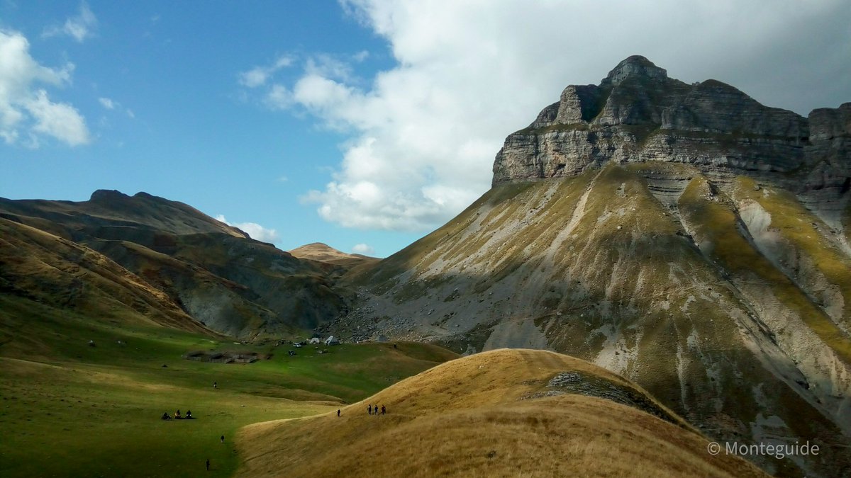 ivan_drobnjak's tweet photo. A evo kako Lijevno izgleda iznas katuna. Sa lijeve strane je mali (2065mnv) i veliki Zebalac (2129mnv). Sve je ovo dio Moračkih planina.
#CrnomGorom #Lijevno #MorackePlanine #Montenegro #Monteguide #CrnogorskePlanine https://t.co/Bozlz0yvoS