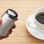 コーヒーにひとつまみの塩を入れると苦味が消える？