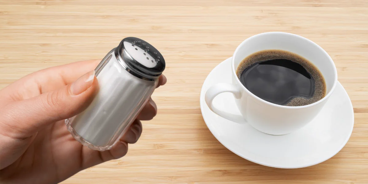 コーヒーにひとつまみの塩を入れると苦味が消える？