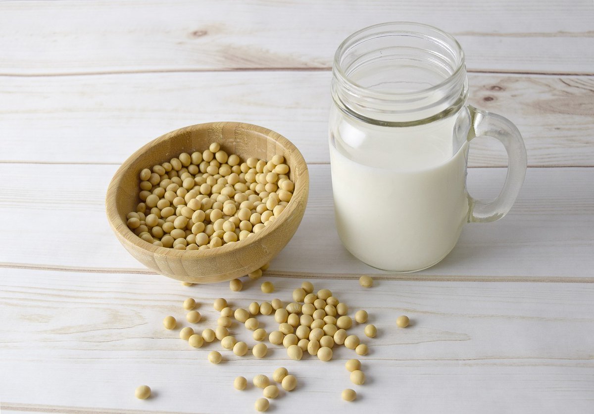 Today on #PracticeAbstractFriday, we are highlighting 'The New Milkman', a start-up of two dairy farmers who started to grow soybeans and process them into soy milk, as an alternative to cow milk.
Interested? Read more, here:  smartchain-platform.eu/en/content/pla…
#H2020FoodSis #H2020 #EIPAgri