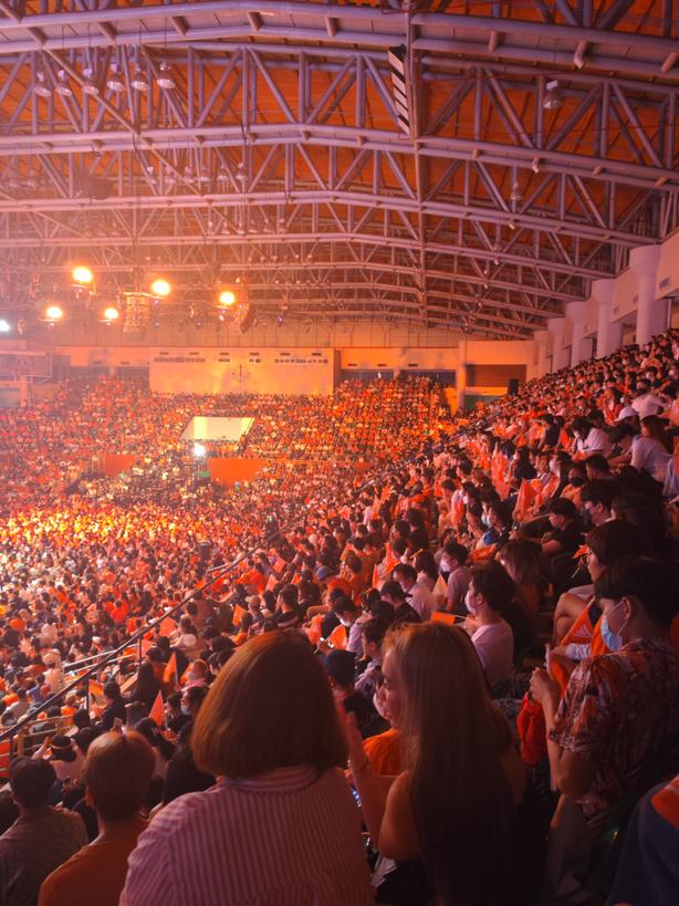 ArthurLoriJa's tweet image. เวที #ก้าวไกล คนเต็มยิ่งกว่า และที่สนามบอลข้างนอกก็คนเยอะมากกกก (ใครมีภาพที่สนามบอลแปะได้เลยนะคะ) ผู้คนมากมายเดินทางมาเพราะความหวังจริงๆ เหมือนป้าเก้งที่มาวันนี้เพราะพวกเราก็เชื่อมั่นในก้าวไกลและคุณ #พิธา ค่ะ 

กาก้าวไกลประเทศไทยไม่เหมือนเดิม

#ก้าวไกลทั้งแผ่นดิน