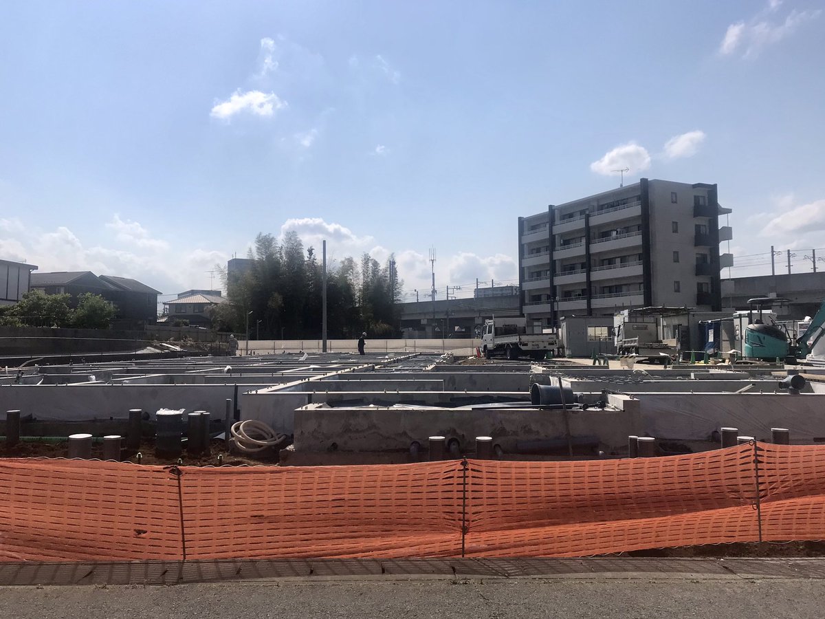 matsunjin5810's tweet photo. 守谷市本町の古城川沿いを歩く。川の向こうはひがし野の高層マンションです。
1日350円（最近まで200円）の駐車場と、奥に住居を建設中です。
この場所にはかつて「守谷ひょうたんクラブ」の畑がありました。知ってる方いるかな？ https://t.co/OFGbdVFeox