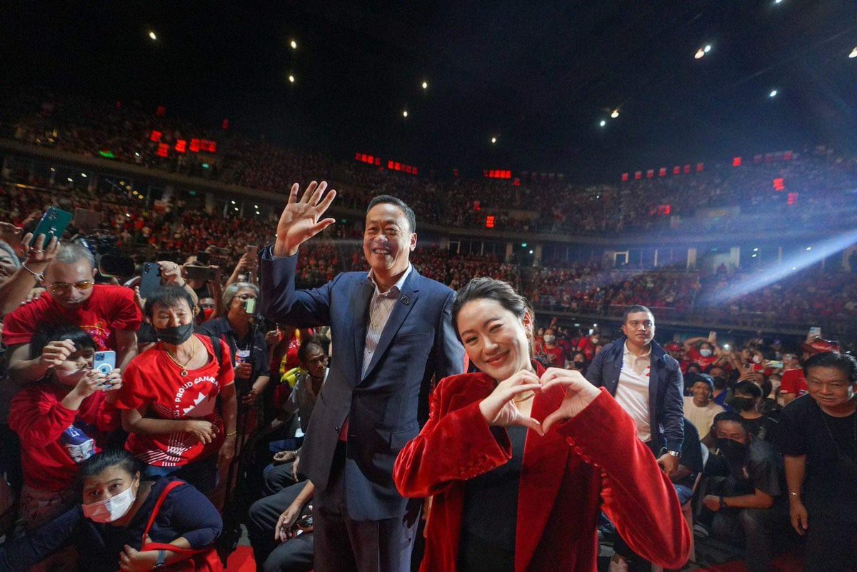#แพทองธาร บอก ที่ผ่านมา เราเรียนรู้ที่จะไม่ประมาทกับกติกาที่ไม่เป็นธรรม ดังนั้น เราจึงมีแคนดิเดตนายกฯ 3 คน ซึ่งเราทั้ง 3 คนทำงานเป็นทีม โดยมีทีมงานที่แข็งแกร่ง เพราะพร้อมที่จะทำทุกนโยบายให้สำเร็จ และเราทำสำเร็จมาทุกครั้ง