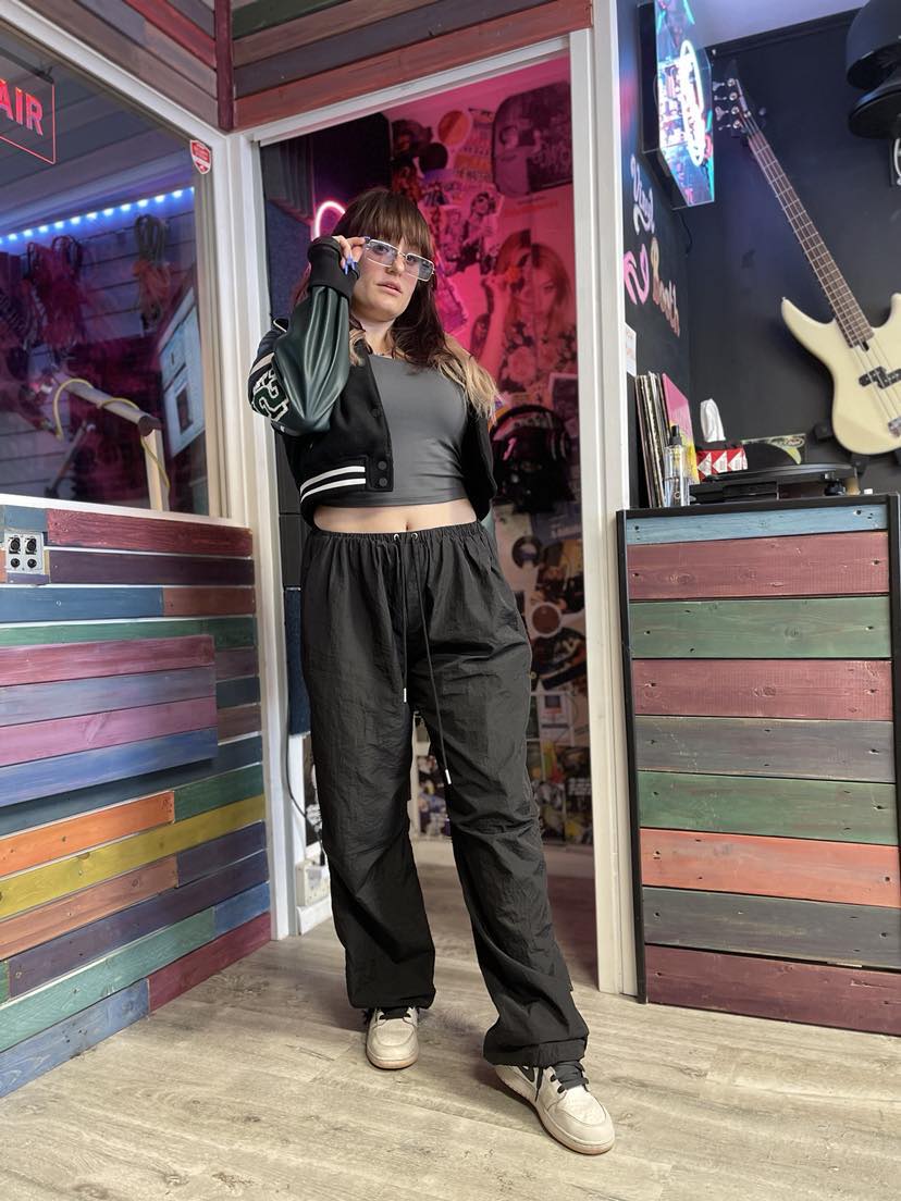 EvolutionMusiLP's tweet image. We had the pleasure of hosting RnB singer Ria Barkr at Evolution Music HQ today!
Listen to her interview with Marc Carey on Saturday at dealradio.co.uk/tag/live-radio

Check out Ria's EP, catch her on her UK promotional tour #ALPHASHE #EvolutionMusic #DeaLRadio @riabarkr (Read ALT TEXT)