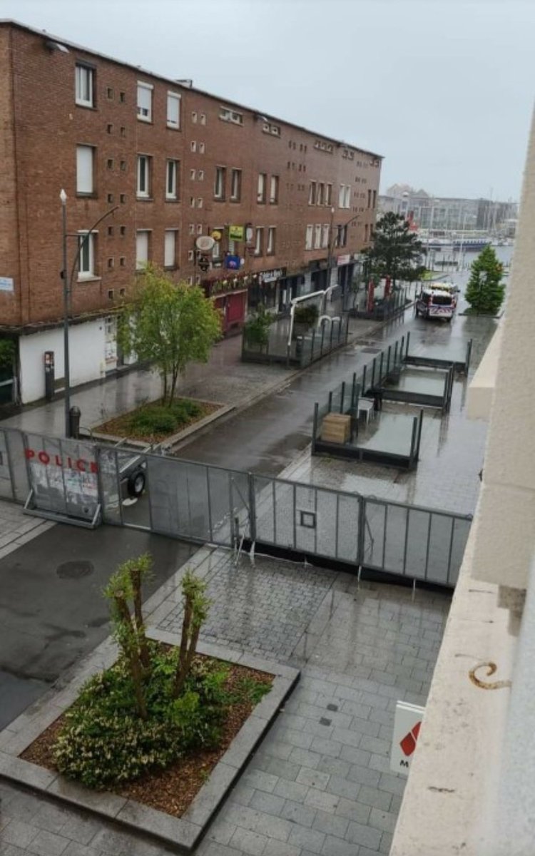 AnonymeCitoyen's tweet photo. Dunkerque en état de siège pour la venue d'Emmanuel #Macron. Le Président est attendu accompagné de 5 ministres, plus de 1500 policiers et des groupes électrogènes. Le centre-ville est barricadé. Un dispositif jamais vu pour une visite présidentielle #IntervillesMacron #Dunkerque https://t.co/wpxz96KIeX