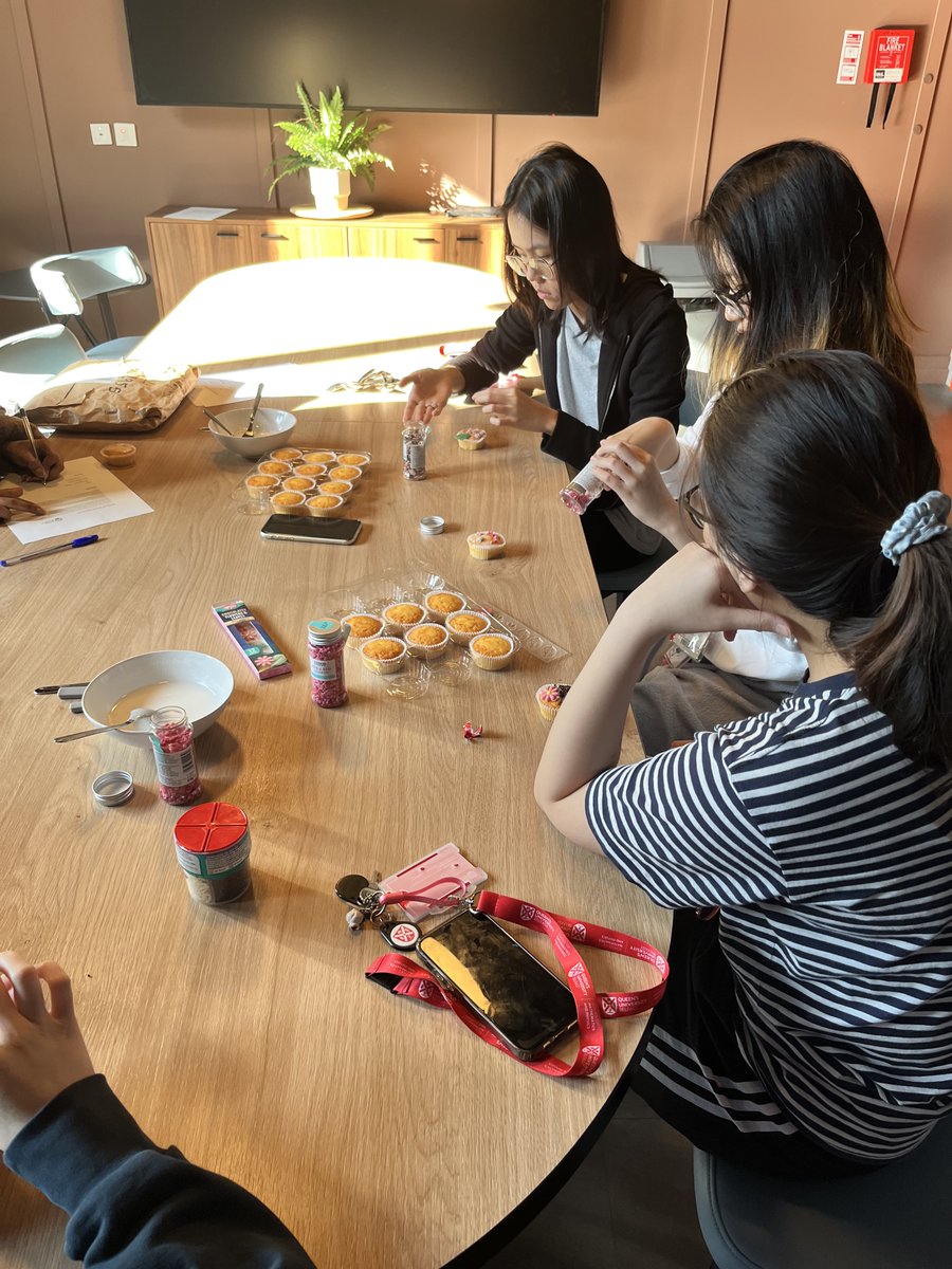 QueensAccomm's tweet photo. Cupcakes are muffins that believed in miracles, always believe in all you can be! Students enjoying a cupcake event with RA Millie in one of our fab hosting kitchens!
#QUBResLife #LiveatQueens #LoveQUB https://t.co/NXrPhr3SKs