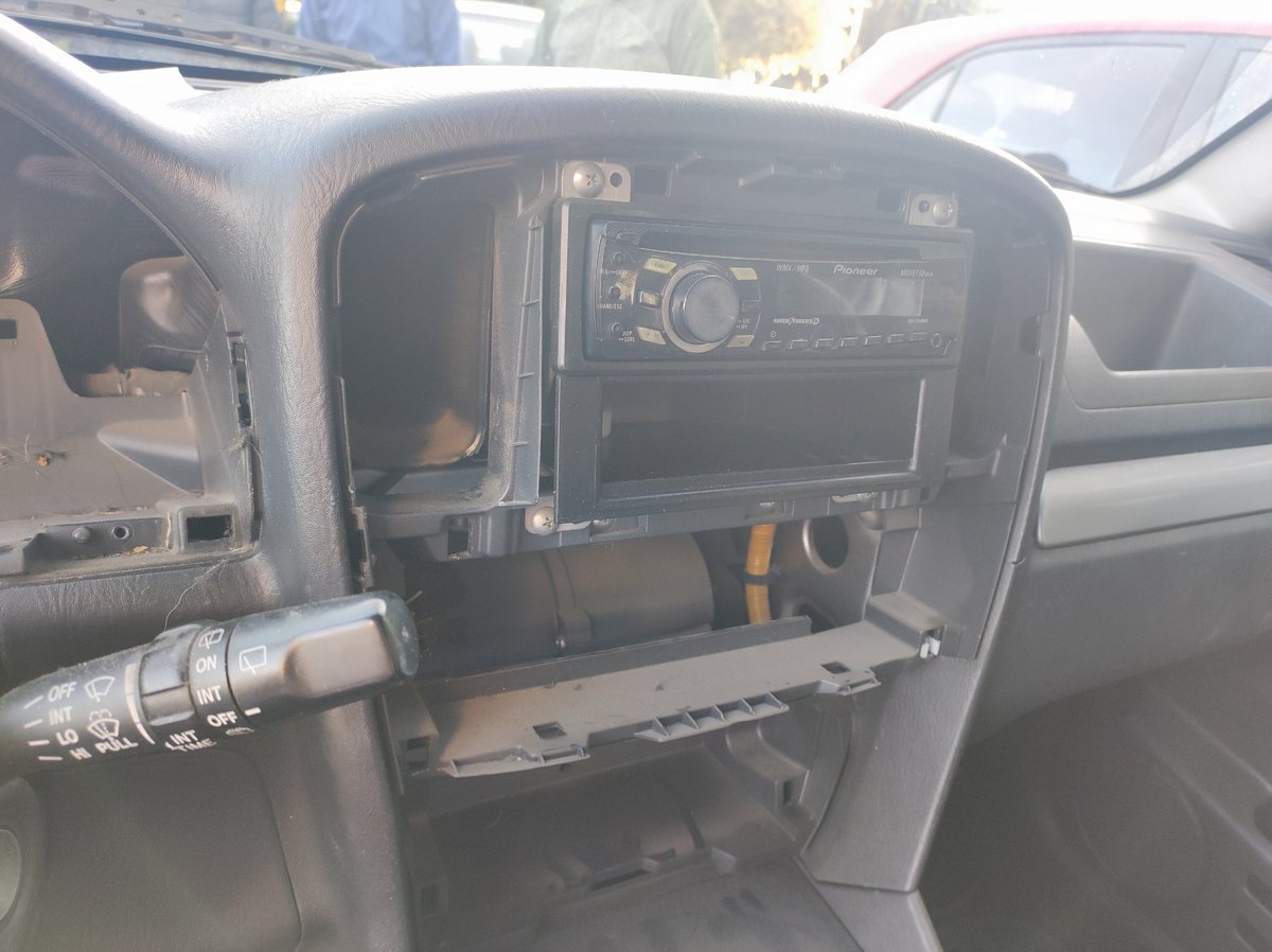 ElenaDeQuito's tweet photo. Ahora me tocó a mi. El nivel de inseguridad que vive Ecuador es aterrador. Mientras entré al programa, a las 6:00am, me desvalijaron el carro.  En plena Shyris y Portugal. ¡Ya basta! https://t.co/D4CXHPFtQ8