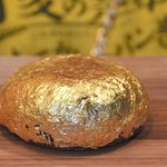 カレーパン専門店「小麦の禁断症状」の新商品は金箔に包まれた日本一高いカレーパン!？