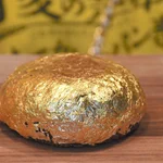 カレーパン専門店「小麦の禁断症状」の新商品は金箔に包まれた日本一高いカレーパン!？