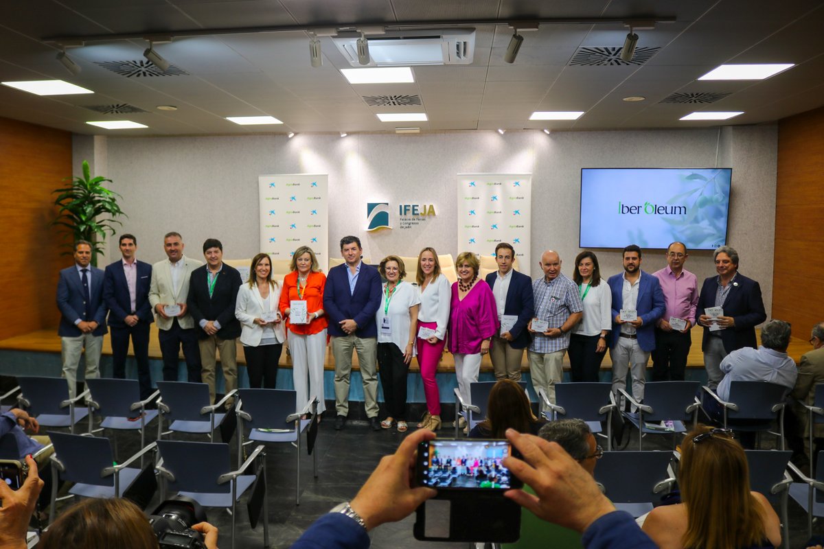 andaltec's tweet photo. 🏆 El proyecto europeo @LCompolive, liderado por Andaltec, ha sido reconocido en los Premios @IberOleum 2023, entregados esta mañana en el marco de #Expoliva.
#LIFEcomp0live #Biocomposites #EconomíaCircular https://t.co/R6a9b0vXEH