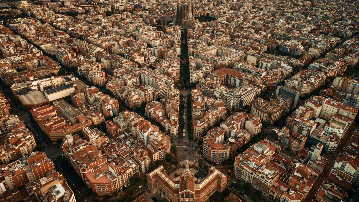 スペインのバルセロナってサグラダファミリアやグエル公園などアントニオ・ガウディの建築物が街のあちこちにあって、まさに芸術の都市っていう感じやねんけど、何よりすごいのは上空から見た時の光景なんかもしれんって思う。碁盤の目のように配置された街づくり、目を疑うほどの正確さで感動するな。
