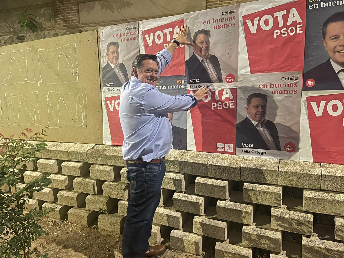 PSOE_Cobisa's tweet photo. COMIENZA LA CAMPAÑA!!!!

Pegada de carteles, ya están puestos por todo el pueblo gracias al trabajo en equipo realizado ayer noche. Con gente así da gusto hacer todo tipo de proyectos, rápidos, eficaces y lo más importante...con una sonrisa.

A por todas!!
#CobisaPsoe #Campaña https://t.co/0eQSDlweEb