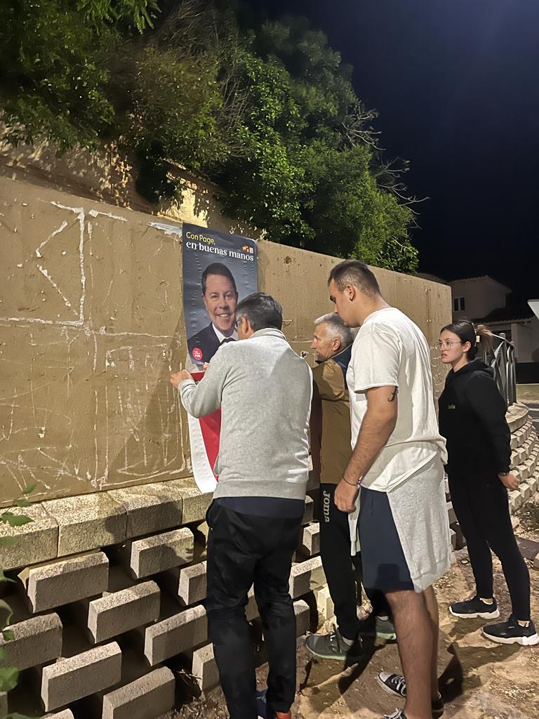 PSOE_Cobisa's tweet photo. COMIENZA LA CAMPAÑA!!!!

Pegada de carteles, ya están puestos por todo el pueblo gracias al trabajo en equipo realizado ayer noche. Con gente así da gusto hacer todo tipo de proyectos, rápidos, eficaces y lo más importante...con una sonrisa.

A por todas!!
#CobisaPsoe #Campaña https://t.co/0eQSDlweEb
