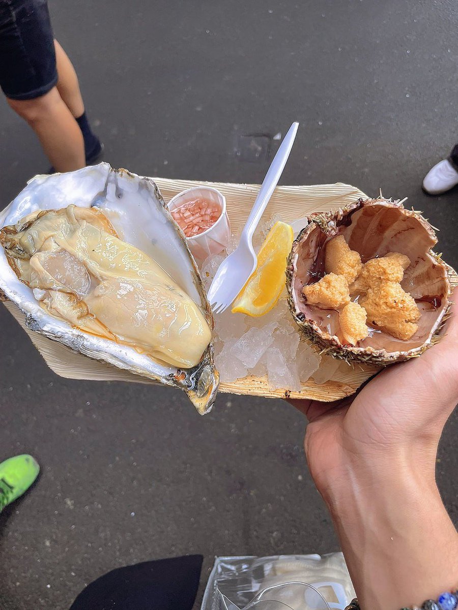 simwabawilliam's tweet photo. Borough Market���该是我在伦敦找到的最好的吃生蚝的地方了 非常新鲜人也很多 每次来都要排队,位置在London Bridge地铁站 google搜索很容易找到 进到市场里找买海鲜的区域就可以,开始以为只是壳比较大 肉会小一些 没想到肉也超级大个！需要用刀子切开吃！ https://t.co/8itPTnnuWQ