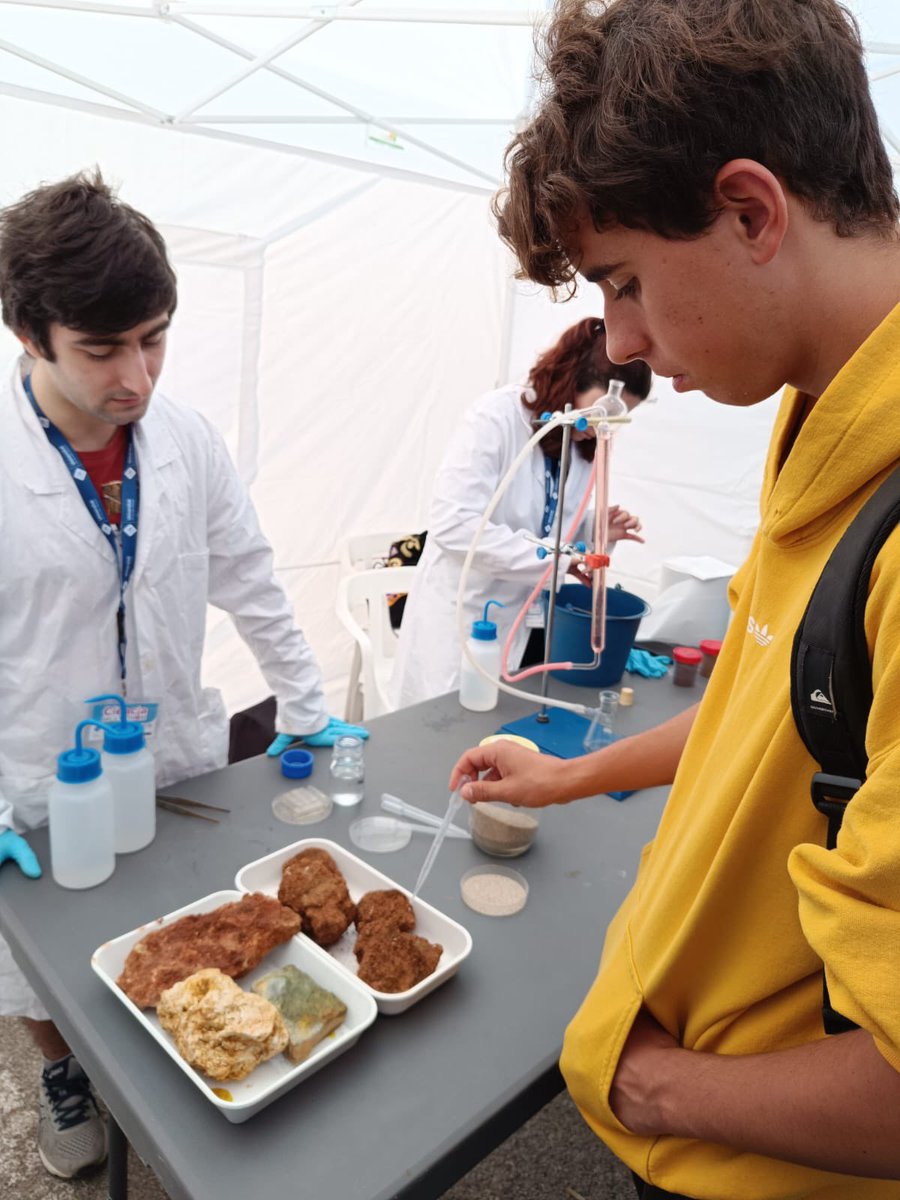 LaSalleInca's tweet photo. Amb l’objectiu de fomentar inquietuds científiques, alumnes de 3r d’ESO assistim a la @uibuniversitat a les jornades #ciènciaperatothom @serasuib . La cita més important de divulgació científica de les Illes Balears 🧪🧬👩‍🔬🧑‍🔬🥼🔭🔬 https://t.co/ZvNK3j1nU4
