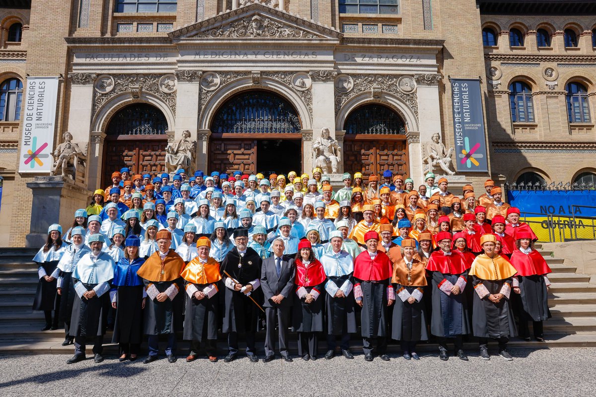 🎓Hoy se ha celebrado el Acto Solemne de Investidura de Nuevos Doctores

El Paraninfo se ha llenado de los colores del saber

Los #NuevosDoctoresUnizar posan en la entrada al #Paraninfo junto al rector y responsables de la <a href="/EscuelaUz/">Escuela de Doctorado UZ</a> de doctorado