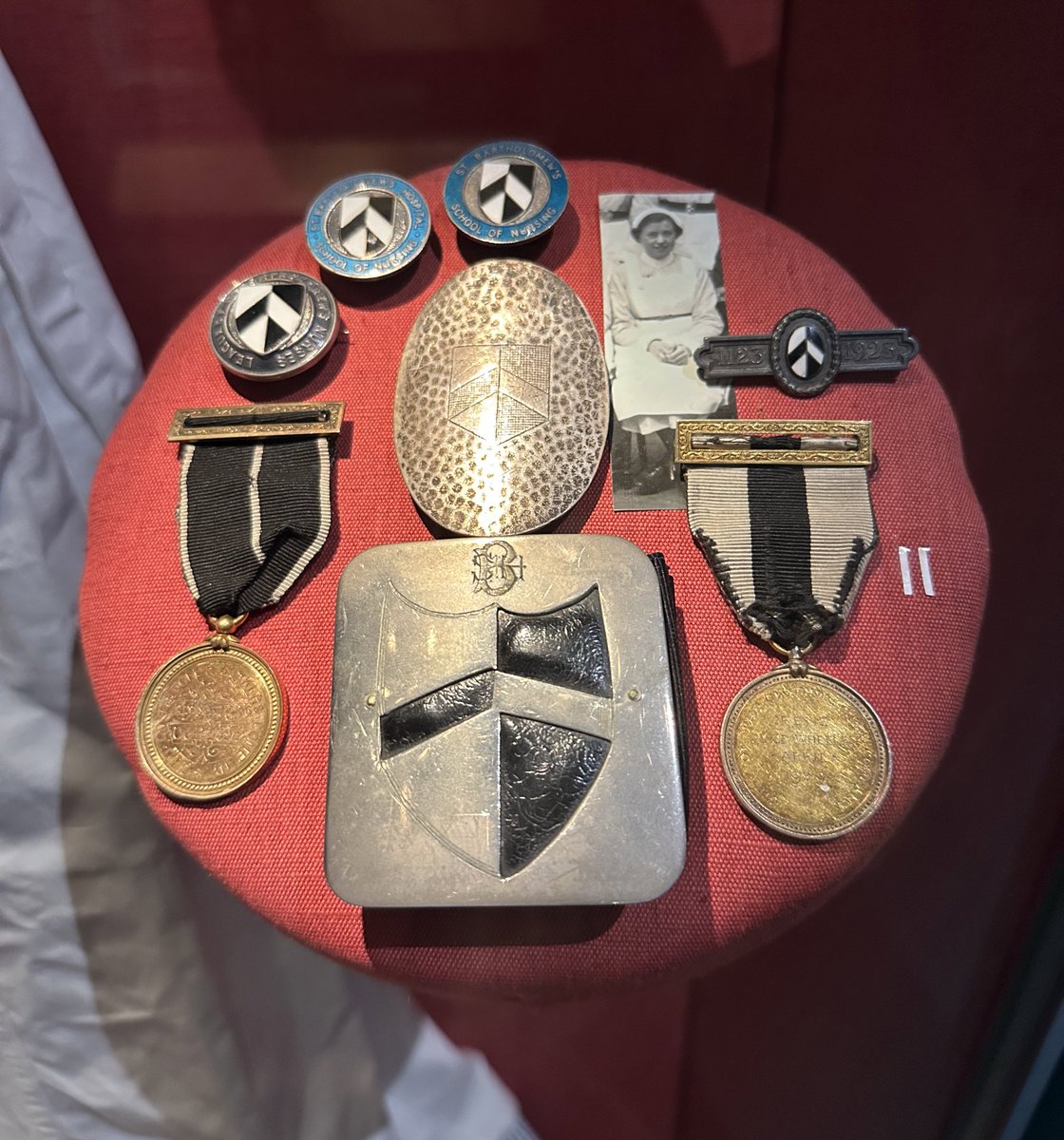 Nurses buckles, badges and medals from Barts Hospital. The buckle was the only customisable item of the qualified nurse’s uniform. The badges and medals were given to mark personal achievement or a major event. On the right is octocentenary brooch from 1923 #Barts900 #NursesDay