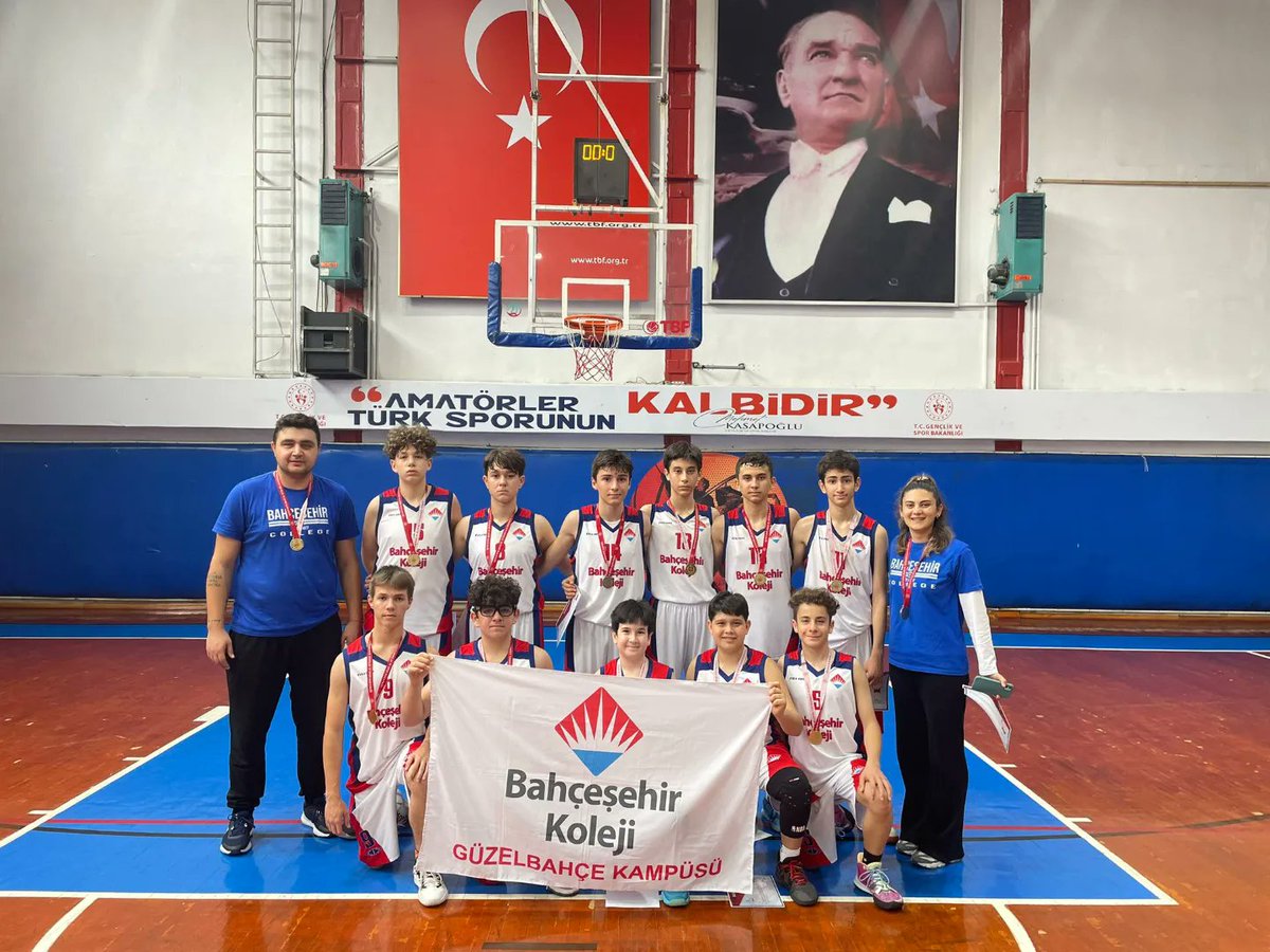 BK_Guzelbahce's tweet photo. Bolu'da düzenlenen Yıldız Erkek Basketbol Türkiye Yarı Finallerinin son maçında takımımız Ankara Bilkent Koleji ile https://t.co/L1CLz35fIqçı 62-54 kazanan takımımız Türkiye'nin en iyi 8 takımından biri olarak Türkiye Finallerine katılmaya hak kazandı. 👏👏💙❤️🏆 https://t.co/35cN3WeE4Y