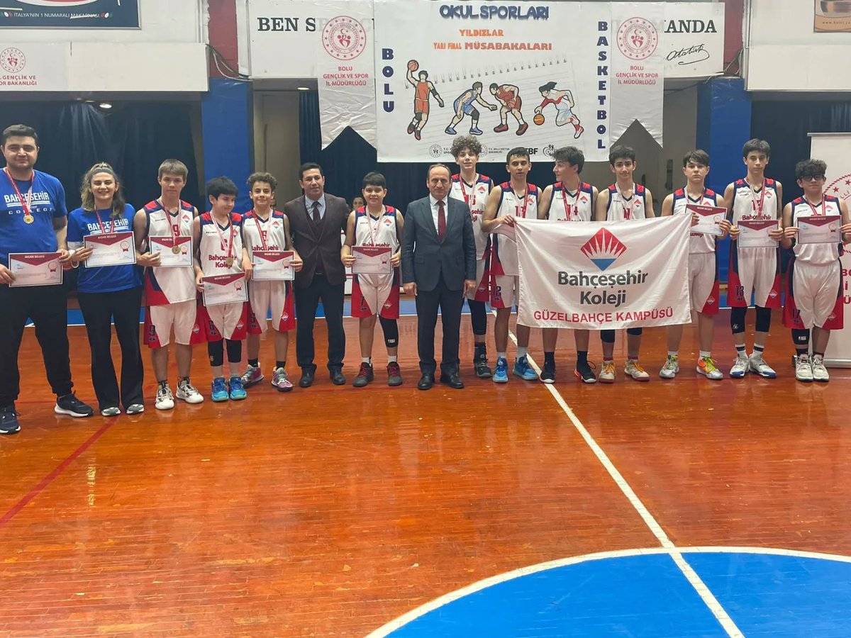 BK_Guzelbahce's tweet photo. Bolu'da düzenlenen Yıldız Erkek Basketbol Türkiye Yarı Finallerinin son maçında takımımız Ankara Bilkent Koleji ile https://t.co/L1CLz35fIqçı 62-54 kazanan takımımız Türkiye'nin en iyi 8 takımından biri olarak Türkiye Finallerine katılmaya hak kazandı. 👏👏💙❤️🏆 https://t.co/35cN3WeE4Y