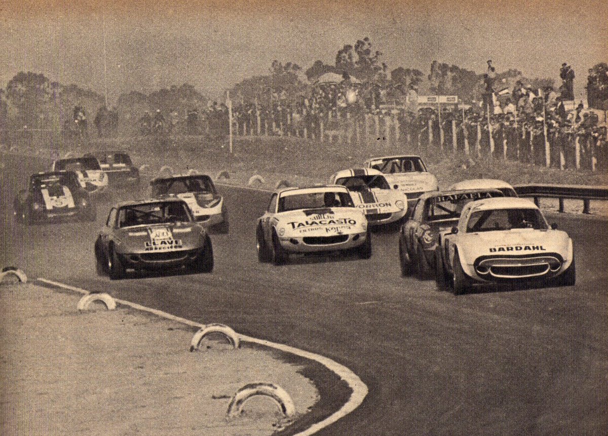 Pasiontuerca's tweet photo. 12 DE MAYO 1968: El TC se presenta en el Oscar Cabalen de Cordoba con 2 series y final a 25vts. y ve el triunfo de Eduardo Copello con Liebre II-Tornado a 158,153 kph seguido por Nasif Estefano con similar auto y 3° Luis R. Di Palma con Liebre I-Tornado #TC #Copello #Cordoba https://t.co/IUTVBNovsA