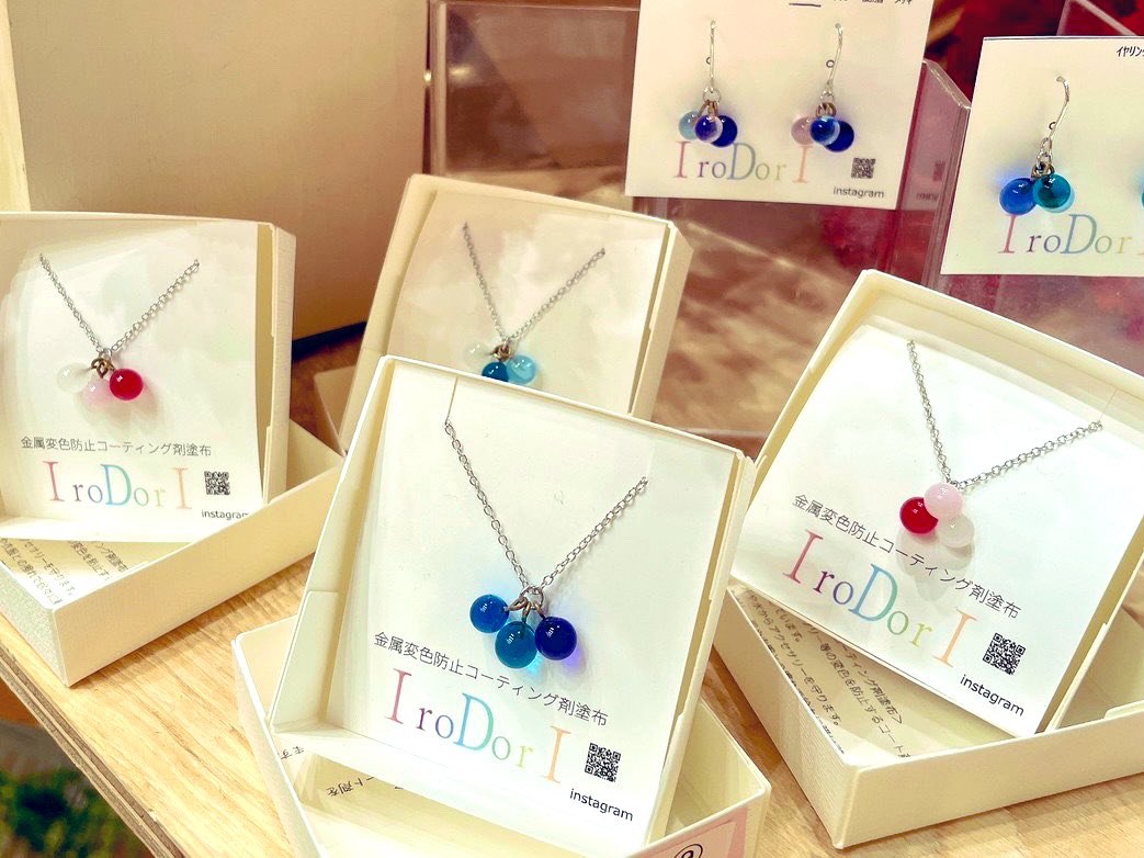irodoripanda's tweet photo. 〈ガラスイロ〉IroDorIです♪
#京王百貨店聖蹟桜ヶ丘店
#ハンドメイドガーデンズ

母の日ギフトにいかがですか♪
ママの日

つぶつぶちゃん❣️

そのままプレゼントにできる様に箱��入ってます。
#hmg_cm https://t.co/qjJeYcZGuz