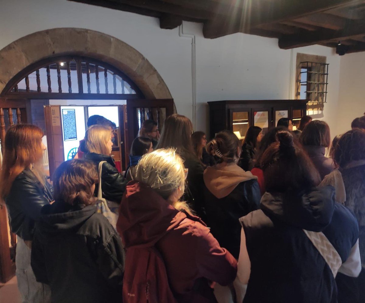 CIESEComillas's tweet photo. 🚌 Los alumnos/as del Grado en Estudios Hispánicos del CIESE-@FundComillas han visitado la exposición sobre “La Barraca”, (la compañía de teatro universitario con la que Lorca recorrió España) en La Casona de Tudanca ¡Una visita muy recomendable!
#Lorca #Tudanca #Ciese https://t.co/7ML6SOpQvC