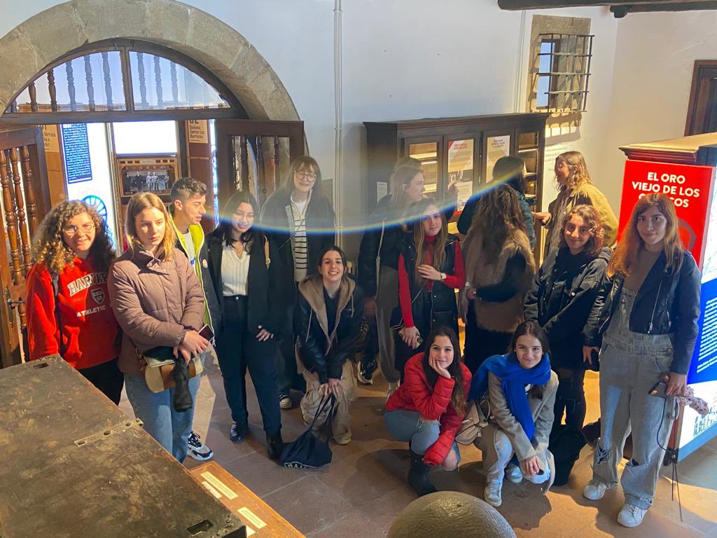 CIESEComillas's tweet photo. 🚌 Los alumnos/as del Grado en Estudios Hispánicos del CIESE-@FundComillas han visitado la exposición sobre “La Barraca”, (la compañía de teatro universitario con la que Lorca recorrió España) en La Casona de Tudanca ¡Una visita muy recomendable!
#Lorca #Tudanca #Ciese https://t.co/7ML6SOpQvC