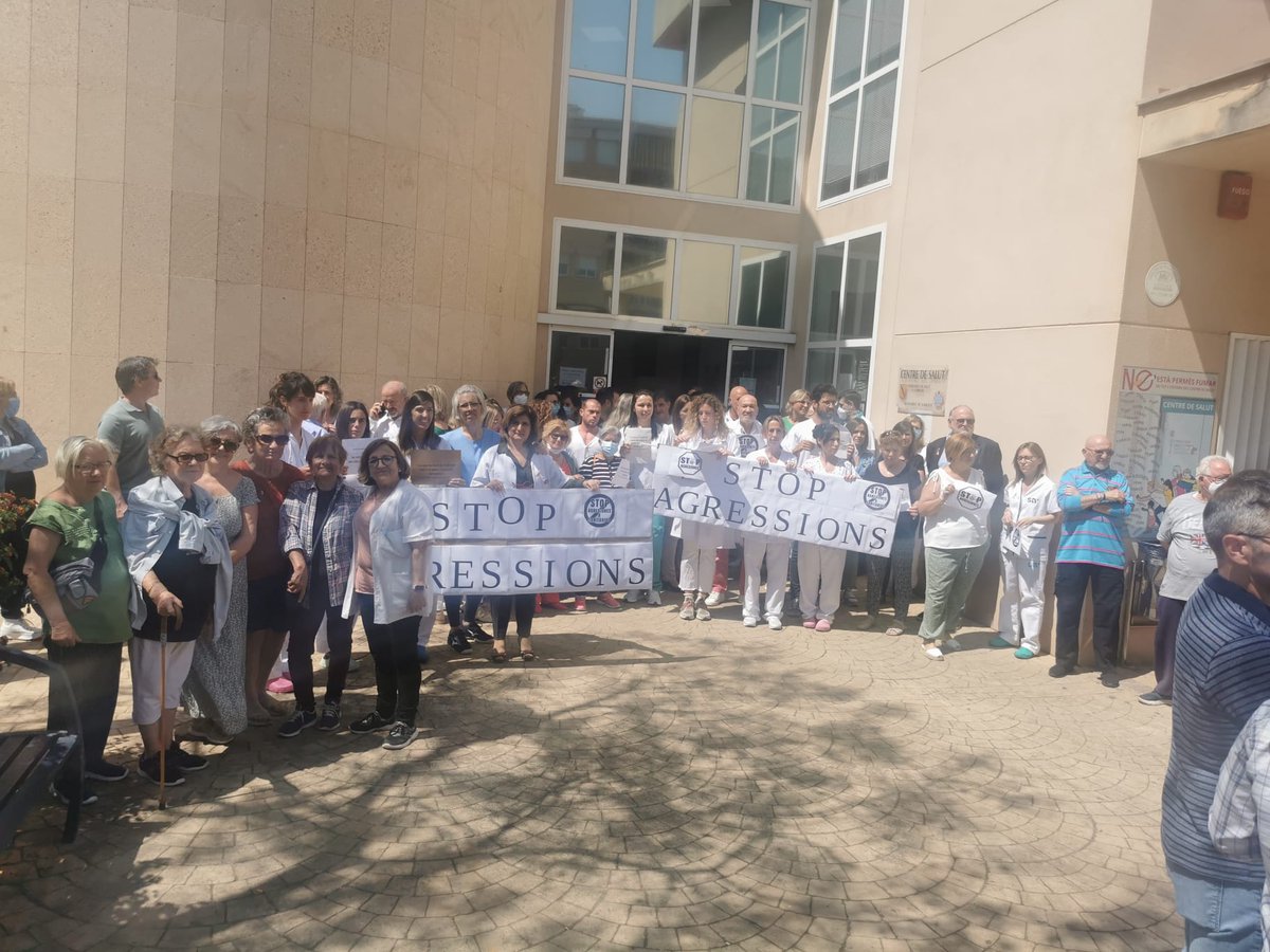 CSPontdInca's tweet photo. Concentració per l'agressió a un metge al nostre centre de salut.
Gràcies a tots pel vostre recolzament.
#apalteucostat #nomésagressions https://t.co/xCL4JSa28g