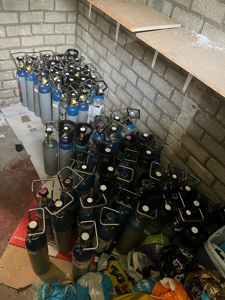 Na een anonieme tip troffen de collega’s in samenwerking met <a href="/alwelnl/">Alwel</a> 74 #lachgas tanks aan in een schuur in de gemeente Roosendaal. @POL_Roosendaal zorgt voor de afhandeling en het vervoer van de lachgas tanks.