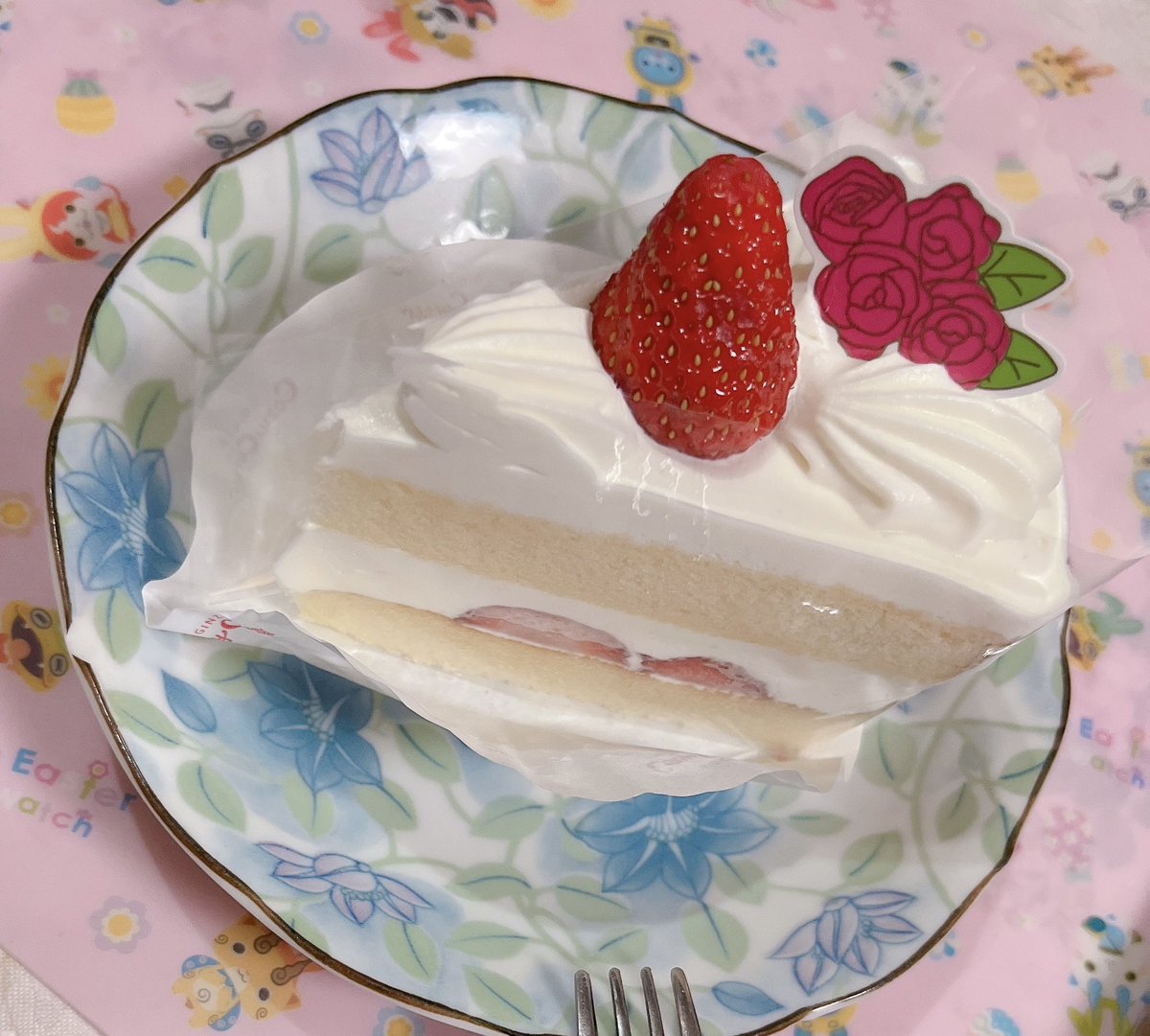 「母の日近いのでマミーにケーキを買ったついでに自分のショートケーキも買い」|れんかのイラスト