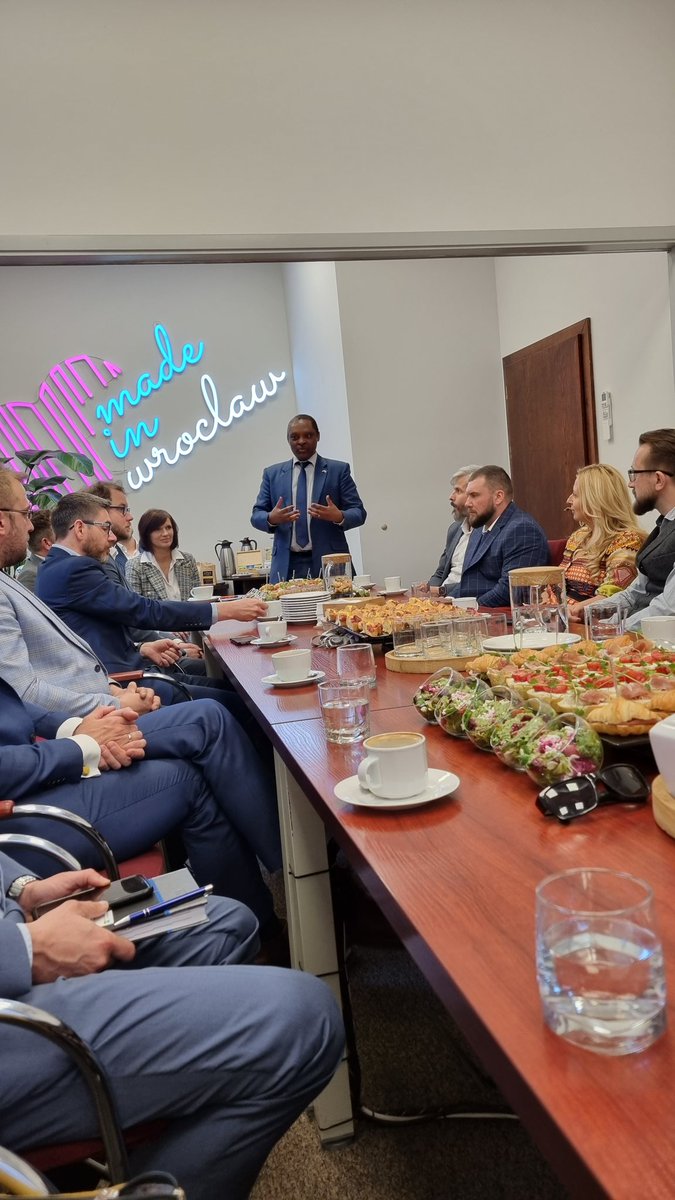 RwandaInPoland's tweet photo. Today @RwandainPoland jointly with @wroclaw_info,#Paih,#WSSE &amp; @InvestInWroclaw organised a breakfast meeting with firms In #Wroclaw to invite them to invest #Rwanda. @ashyaka also met Mayor @MazurJakubWro on Cooperation prospects. @RwandaMFA @PolandMFA @PAIH_pl @WalbrzyskaSSE https://t.co/VwC1y9K4yj