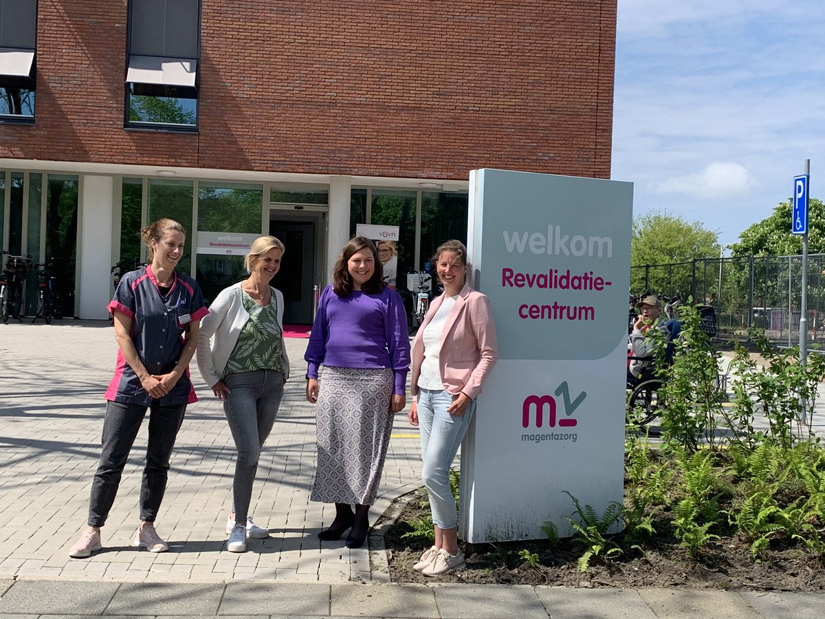 Meet Up in Oudorp tijdens de Dag van de Verpleging. Vlnr: Marjolein Hattink (verpleegkundig specialist Magenta) Pauline Dröge (wijkverpleegkundige) V&amp;VN voorzitter Bianca Buurman en Margriet van Rooijen (wijkverpleegkundige) #dvdv2023 #ditismijnvak