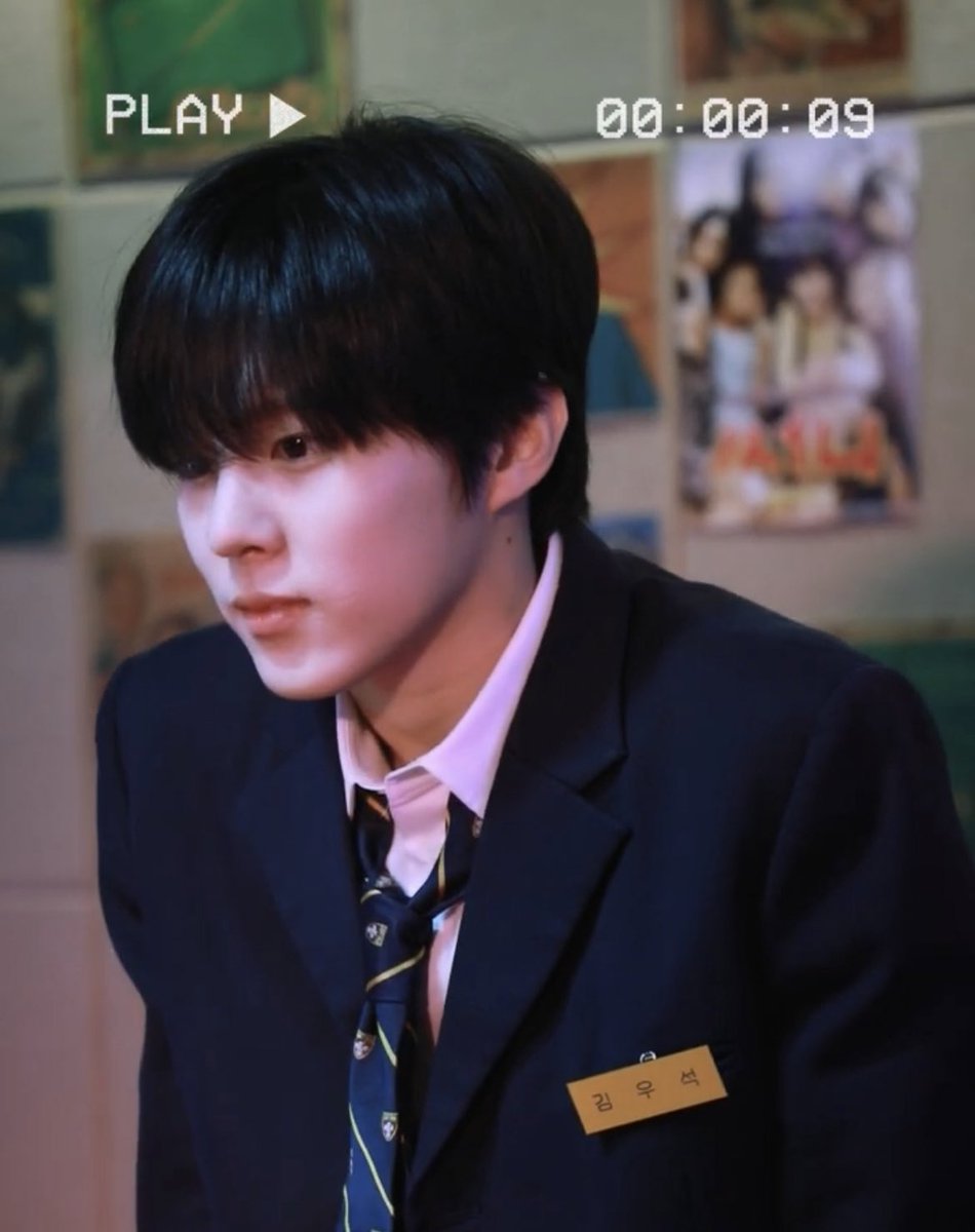 외고생의 얼굴을 하심
오락실에서 알바하는 조승욘씨를 만나실 것 같음
예쁘게 생긴 얼굴에 반한 조가
김 붙잡고 게임 알려주는 안하던 짓 할 것 같음
근데 조가 기무석 이름으로는 절대 안불러주고 
외고라고만 부를 것 같음
김이 조 보고싶어서 오락실로 계속 찾아갔는데
조가 안만나줄 것 같음