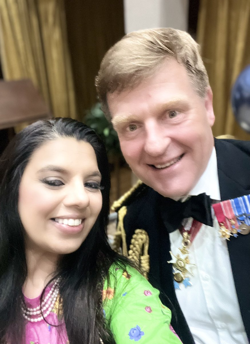 AminaArtAnsari's tweet photo. Honoured to meet First Sea Lord, Ben King who offered to come and meet me himself…! 🙏❤️

May 2023 #firstsealord #benking @FirstSeaLord #aminaartansari #artist https://t.co/x38Xw46DDQ