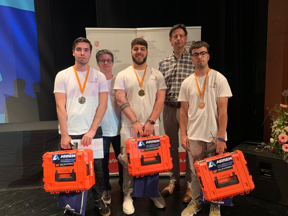 ASINEM_IB's tweet photo. 🏆Enhorabuena Jaume, Oriol y Francisco, ganadores de la competición #Balearskills2023 en la categoría de Instalaciones eléctricas & Refrigeración y aire acondicionado
👷♂️El presidente de #ASINEM, Fco. Javier Piña, ha entregado a los finalistas un obsequio
⚡#JuntosCreamosSector https://t.co/CC0VOCsmiR