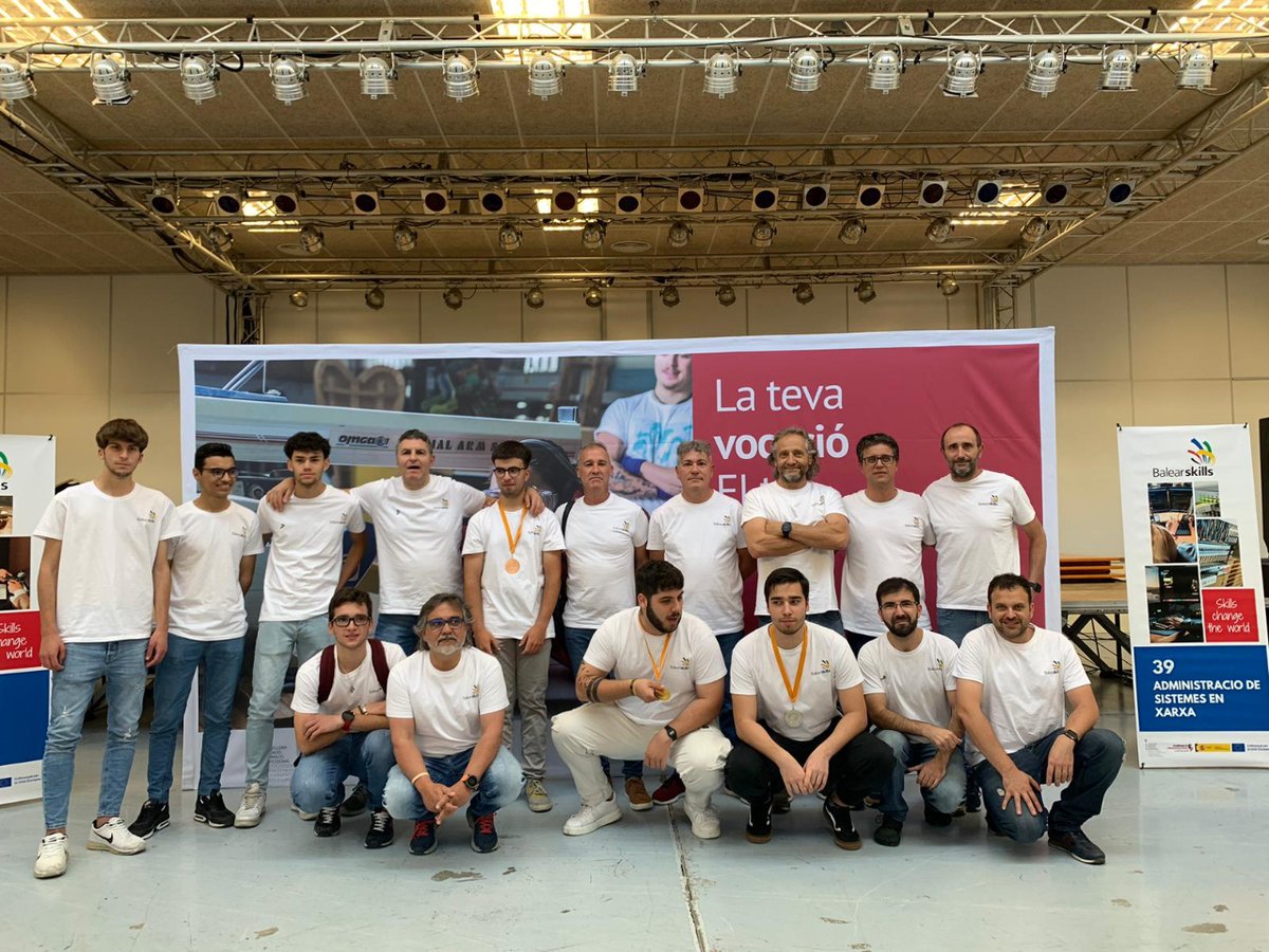 ASINEM_IB's tweet photo. 🏆Enhorabuena Jaume, Oriol y Francisco, ganadores de la competición #Balearskills2023 en la categoría de Instalaciones eléctricas & Refrigeración y aire acondicionado
👷♂️El presidente de #ASINEM, Fco. Javier Piña, ha entregado a los finalistas un obsequio
⚡#JuntosCreamosSector https://t.co/CC0VOCsmiR
