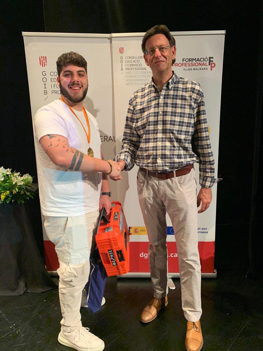 ASINEM_IB's tweet photo. 🏆Enhorabuena Jaume, Oriol y Francisco, ganadores de la competición #Balearskills2023 en la categoría de Instalaciones eléctricas & Refrigeración y aire acondicionado
👷♂️El presidente de #ASINEM, Fco. Javier Piña, ha entregado a los finalistas un obsequio
⚡#JuntosCreamosSector https://t.co/CC0VOCsmiR