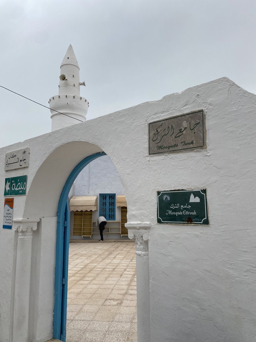 🇹🇳 « Que Dieu protège notre pays. Qu’Allah accueille auprès de lui les défunts. (…) Puisse cette catastrophe ne pas entacher notre économie et le tourisme. » Le prêche de l’Imam de cette mosquée de Jerba en ce jour de grande prière 1/3