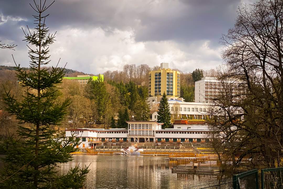 Travel_2Romania's tweet photo. 🇷🇴📍Lacul Ursu-un loc fascinant şi primitor în orice anotimp!🥰🐻🐾🌳🍀 #Sovata #Mures
📲 https://t.co/lmOYOZosbN
 https://t.co/4AVAE5XE40
🇭🇺📍A Medve-tó minden évszakban lenyűgöző és vendégszerető!🥰🐻🐾🌳🍀
📸 Hajdu Cecilia Maria 😍
#DiscoverRomania https://t.co/putZIIGRa5