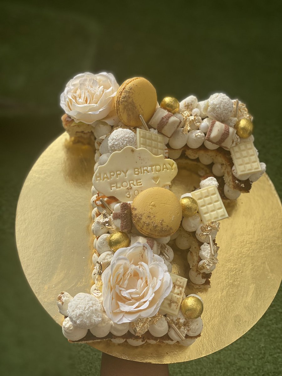 karensimo2's tweet photo. Mon deuxième letter cake .
Génoise vanille
Centre Coulis caramel au beurre salé
Crème Mascarpone vanille
📍🇫🇷
#lettercake https://t.co/aULuEYT0XM