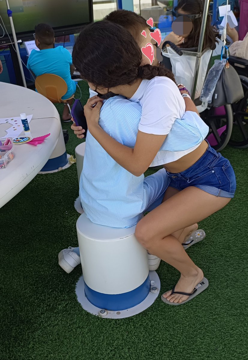 Que momento más emotivo cuando dos amigos se despiden ante el alta de uno de ellos. Amistad nacida en la Escuela del Hospital Infantil <a href="/HospitalUVRocio/">Hospital Universitario Virgen del Rocío</a> . Despedida: "Me alegro haber estado ingresada porq te he conocido. Verás como pronto sales tú también." 😍 <a href="/EducaAnd/">Consejería Desarrollo Educativo y FP</a>