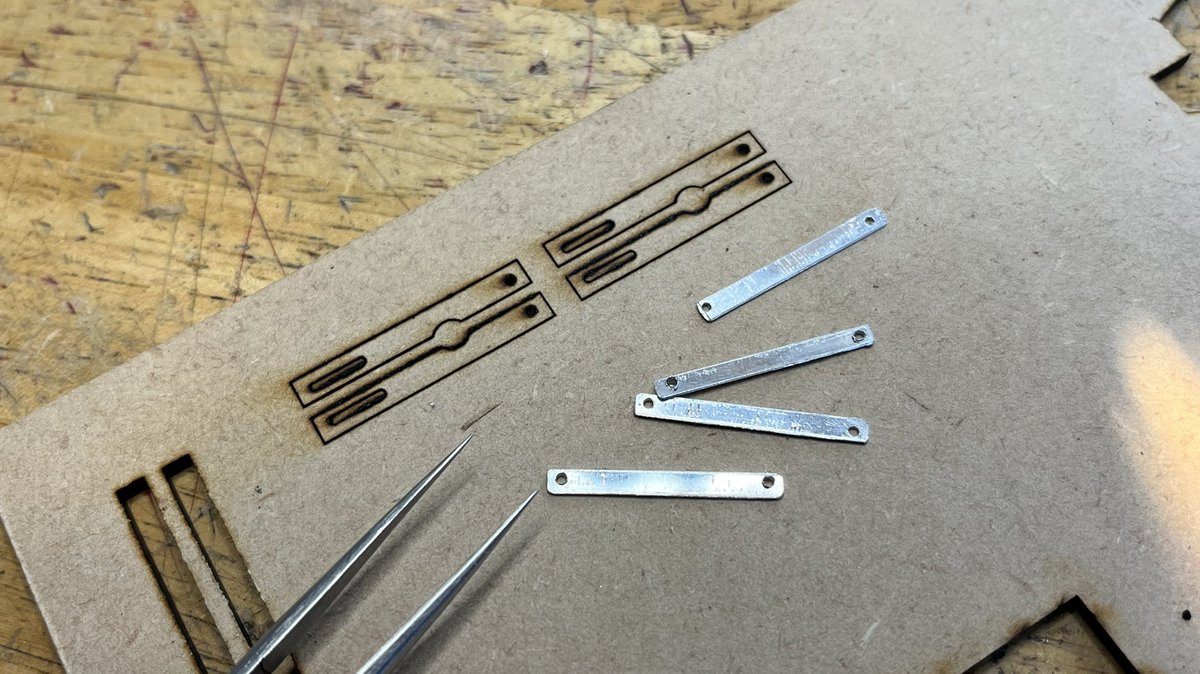 Create_toExist's tweet photo. MDF工作、ボチボチ進行。ポップアップルーフのヒンジ、簡単な蝶番で済ませようとしたけど上手くいかず、結局伸縮式を製作。幌部分作るために型紙など…
#vwgolf #caddy #vw14d  #fusion360 #自作 #golfcaddy #Volkswagen #cainz #lasercutter #camper #wohnmobile #bischofberger https://t.co/lf8bfp9034