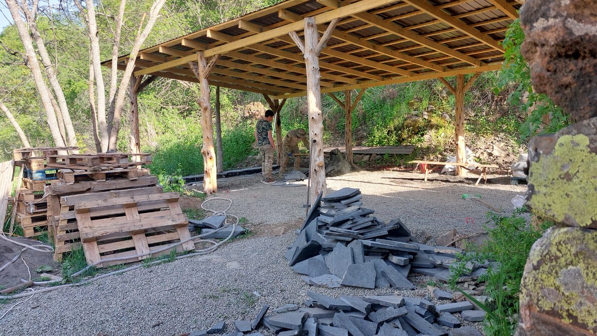 khoustup's tweet image. Un bref aperçu de l'avancée des travaux. 
Pour rappel, grâce à votre contribution une cantine en plein air a été construit l'année dernière. L'objectif est de le transformer en cantine fermée pour plus de confort aux apprentis en temps de neige ou de pluie.