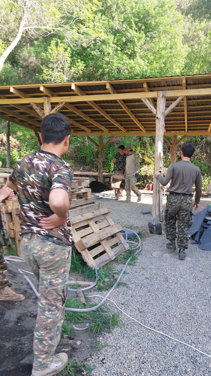 khoustup's tweet image. Un bref aperçu de l'avancée des travaux. 
Pour rappel, grâce à votre contribution une cantine en plein air a été construit l'année dernière. L'objectif est de le transformer en cantine fermée pour plus de confort aux apprentis en temps de neige ou de pluie.