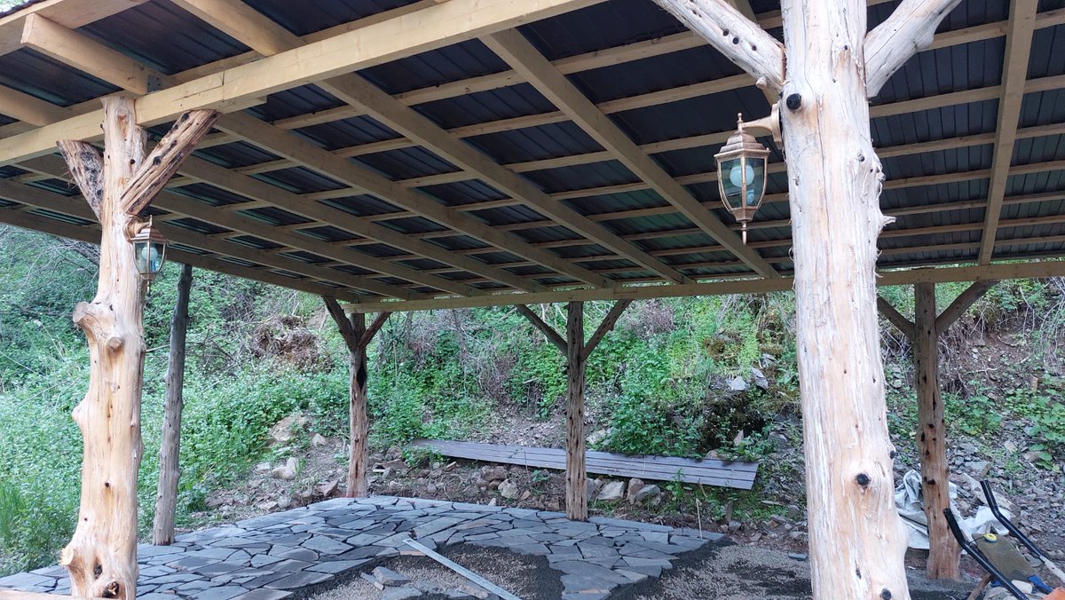 khoustup's tweet image. Un bref aperçu de l'avancée des travaux. 
Pour rappel, grâce à votre contribution une cantine en plein air a été construit l'année dernière. L'objectif est de le transformer en cantine fermée pour plus de confort aux apprentis en temps de neige ou de pluie.