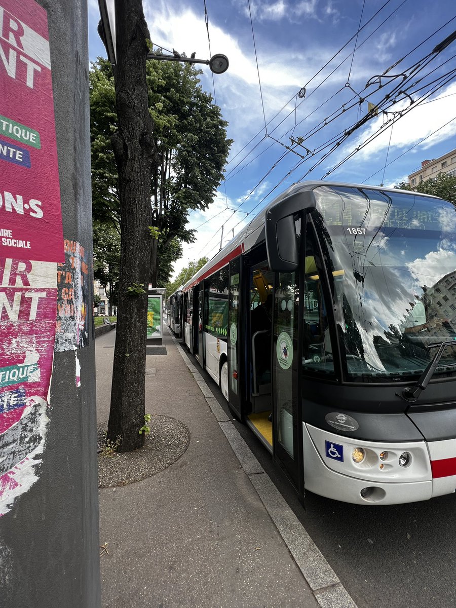 ulysse69250's tweet photo. Après 6 mois avec une limitation sur Hôtel de Ville, la C14 est de retour sur Jean Macé. 
Un réel plaisir de revenir sur ce secteur que sa soit pour les clients ou même nous conducteurs 
#Lyon #conducteurdebus @TCL_SYTRAL @Keolis_Lyon https://t.co/sitylIkQVm