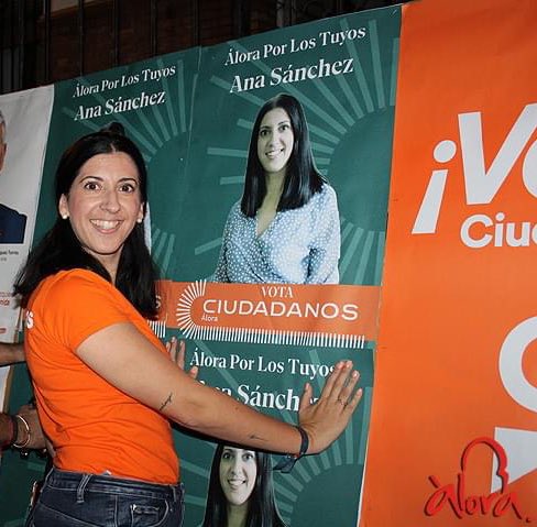 Cs_Alora's tweet photo. INICIO DE CAMPAÑA ||
Anoche a las 12 de la noche se procedió a la tradicional pegada de carteles para así dar el pistoletazo de salida al inicio de campaña.
Un campaña que comenzamos con muchas ganas e ilusión 
#anasanchez #ciudadanos #alora https://t.co/pTXKMuhd7e